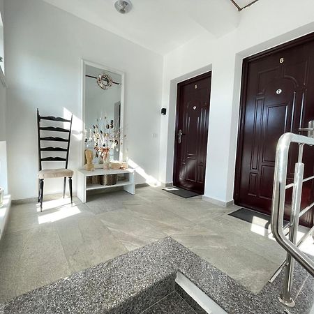 Cazare Apartamente Lavi-Tour Tg Neamt Търгу Нямц Екстериор снимка