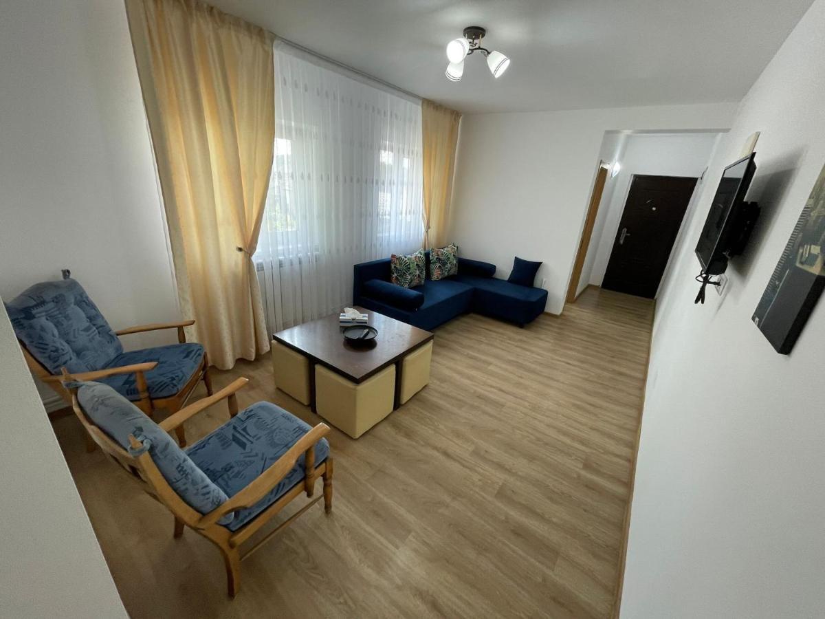 Cazare Apartamente Lavi-Tour Tg Neamt Търгу Нямц Екстериор снимка
