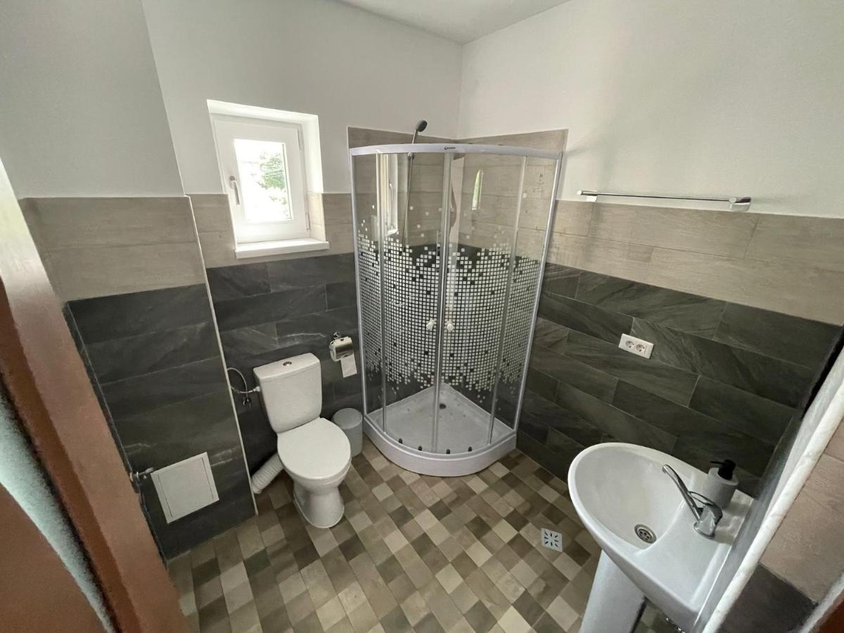 Cazare Apartamente Lavi-Tour Tg Neamt Търгу Нямц Екстериор снимка