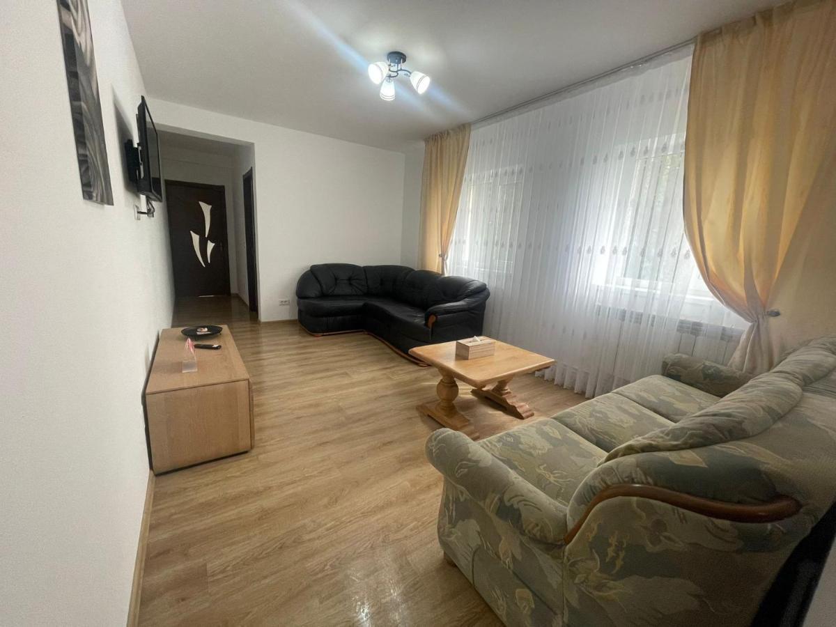 Cazare Apartamente Lavi-Tour Tg Neamt Търгу Нямц Екстериор снимка