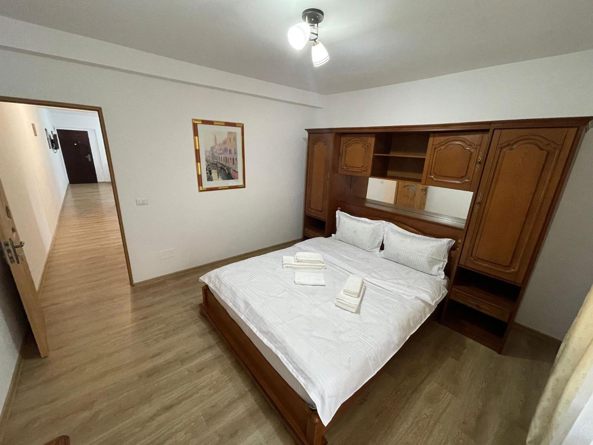 Cazare Apartamente Lavi-Tour Tg Neamt Търгу Нямц Екстериор снимка