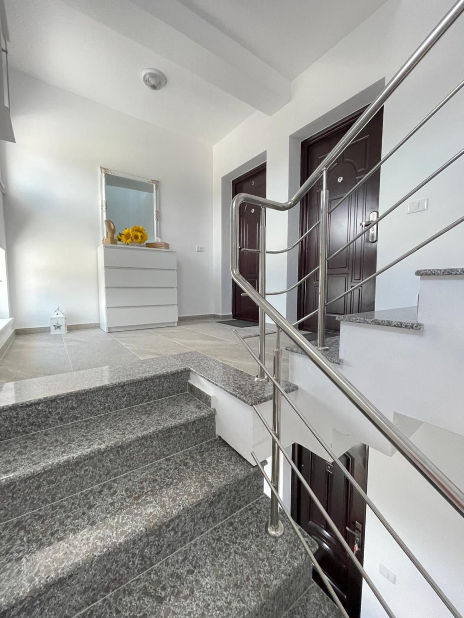 Cazare Apartamente Lavi-Tour Tg Neamt Търгу Нямц Екстериор снимка