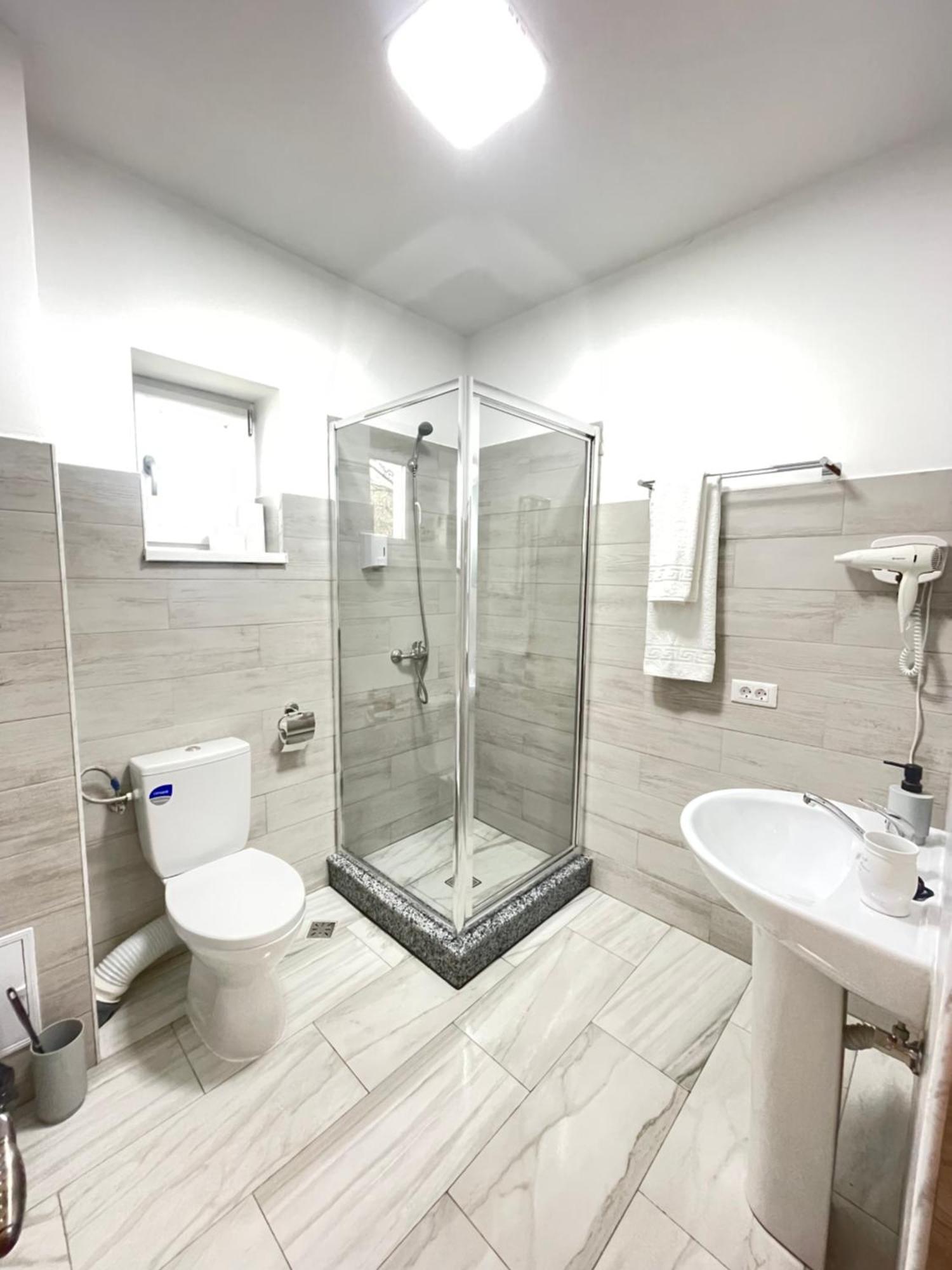 Cazare Apartamente Lavi-Tour Tg Neamt Търгу Нямц Екстериор снимка