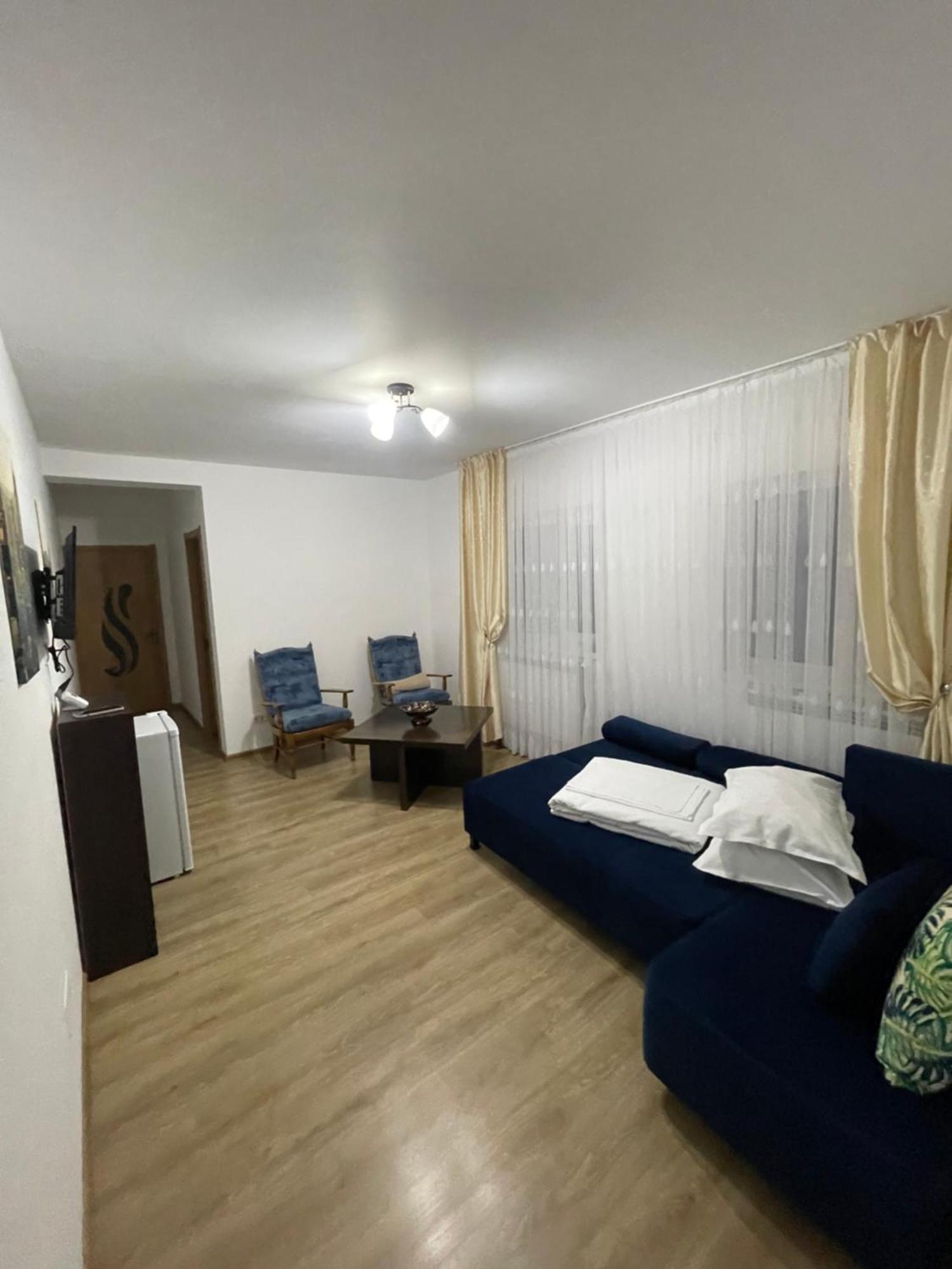 Cazare Apartamente Lavi-Tour Tg Neamt Търгу Нямц Екстериор снимка