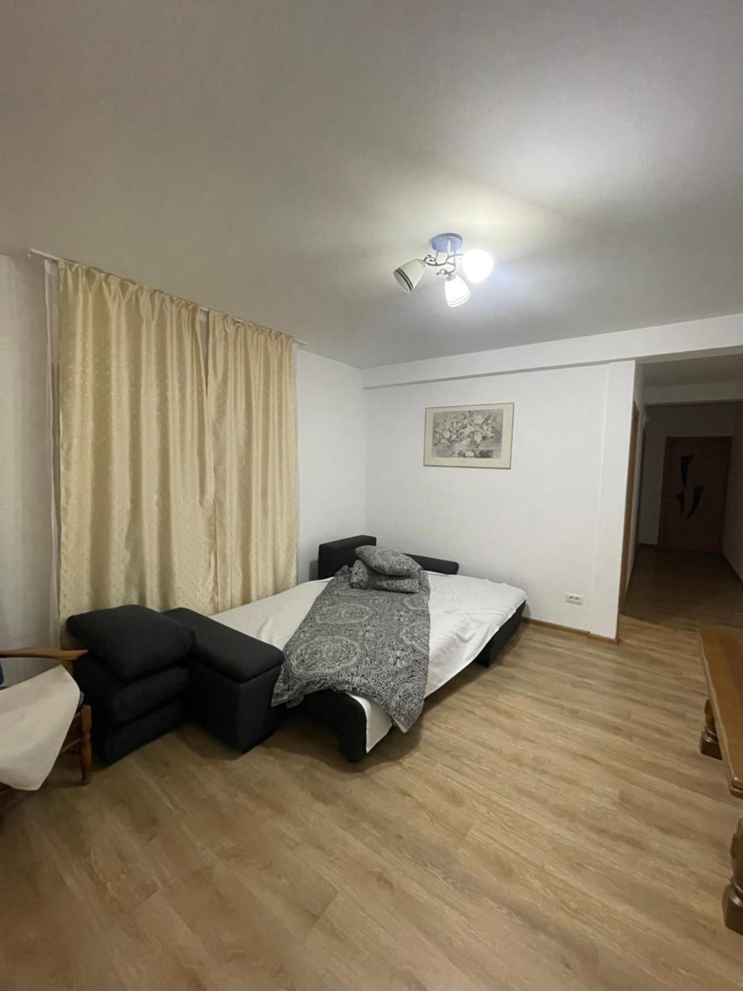 Cazare Apartamente Lavi-Tour Tg Neamt Търгу Нямц Екстериор снимка