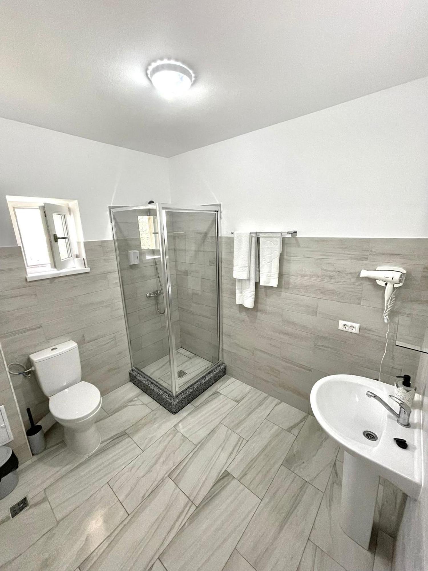 Cazare Apartamente Lavi-Tour Tg Neamt Търгу Нямц Екстериор снимка
