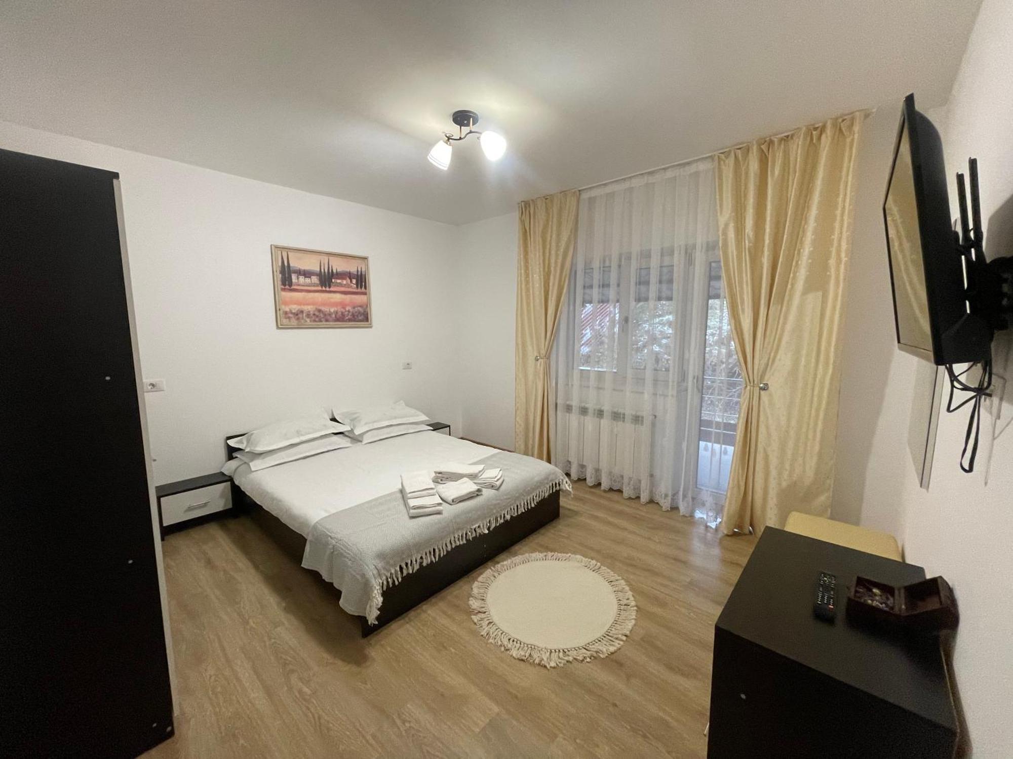 Cazare Apartamente Lavi-Tour Tg Neamt Търгу Нямц Екстериор снимка