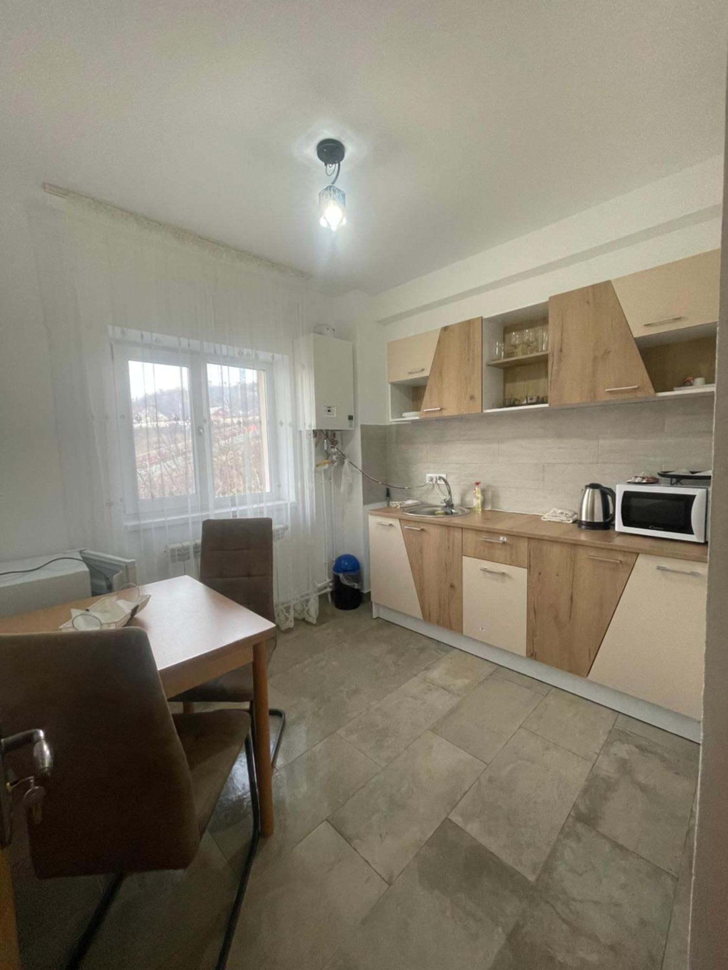 Cazare Apartamente Lavi-Tour Tg Neamt Търгу Нямц Екстериор снимка