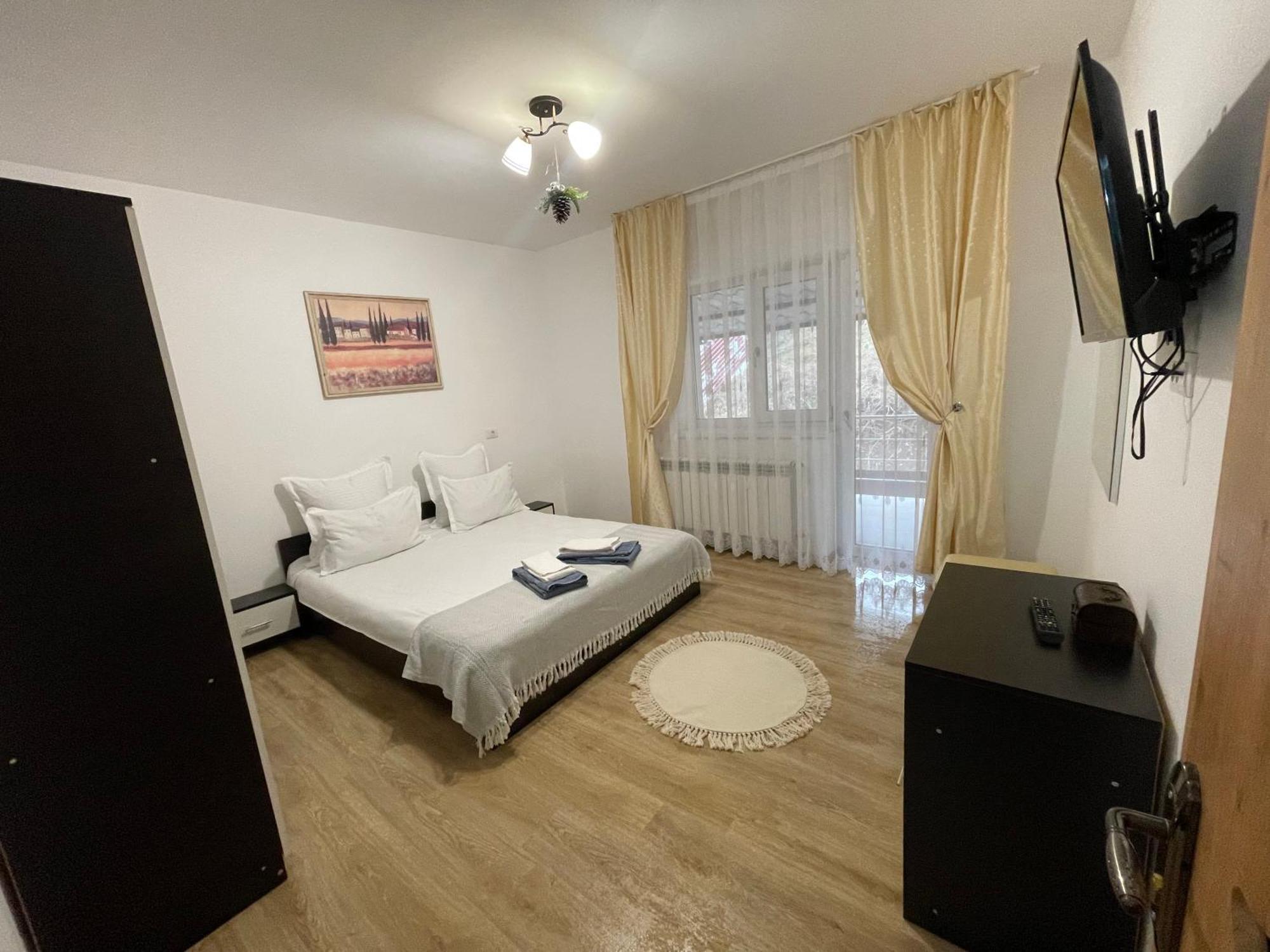 Cazare Apartamente Lavi-Tour Tg Neamt Търгу Нямц Екстериор снимка
