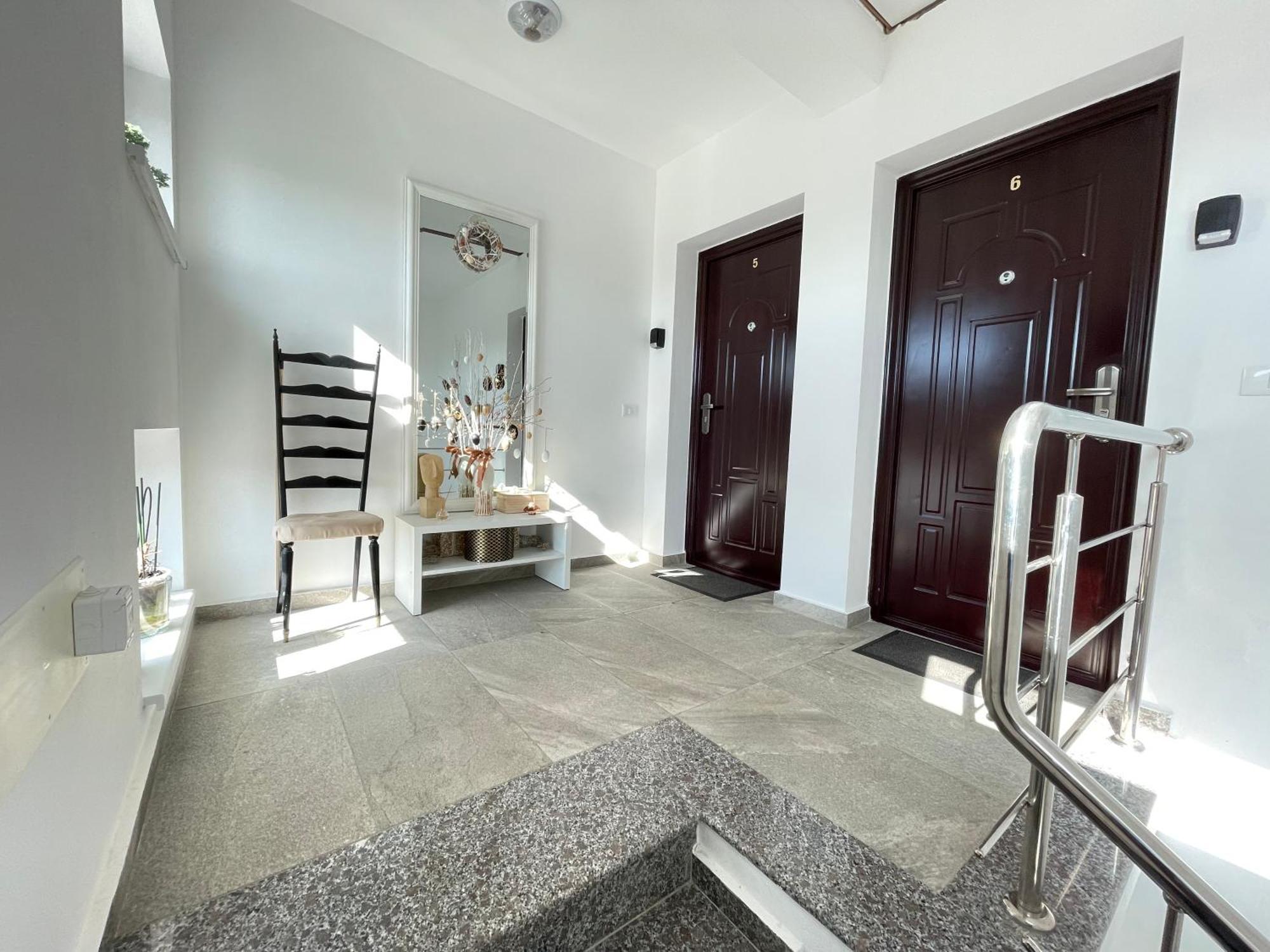 Cazare Apartamente Lavi-Tour Tg Neamt Търгу Нямц Екстериор снимка