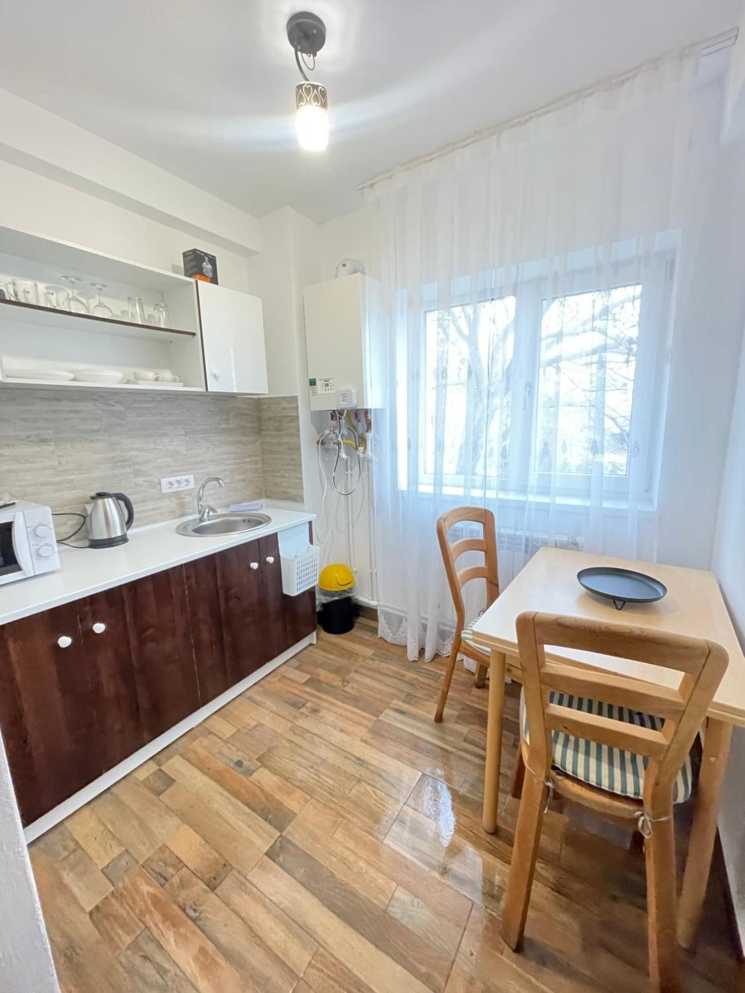 Cazare Apartamente Lavi-Tour Tg Neamt Търгу Нямц Екстериор снимка